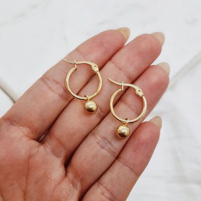ARGOLLA ACERO DORADO CON BOLITA COLGANTE CHICA - Imagen 1