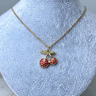 COLLAR ACERO DORADO - CEREZA GRANDE CON MICROCRISTALES ROJOS Y VERDES - Imagen 1