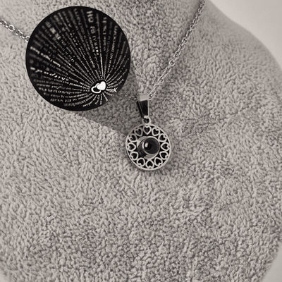 COLLAR CON DIJE QUE PROYECTA TE AMO EN 100 IDIOMAS - CORAZONES EN CIRCULO - Imagen 1