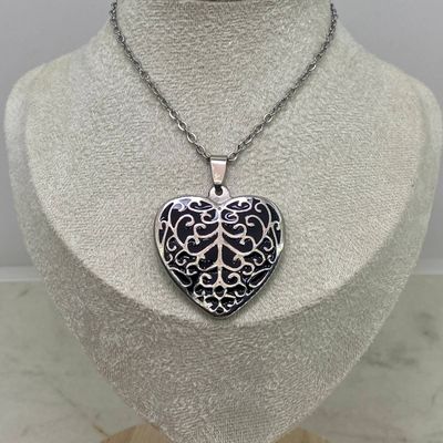 COLLAR CON DIJE MACIZO GRANDE ESMALTADO CORAZON - Imagen 1