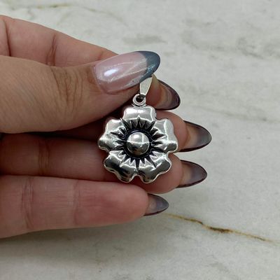 DIJE MACIZO FLOR MEDIANA - Imagen 1