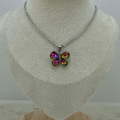 COLLAR CON MARIPOSA DE CUBICS GRANDES - TORNASOL OSCURO - Imagen 1
