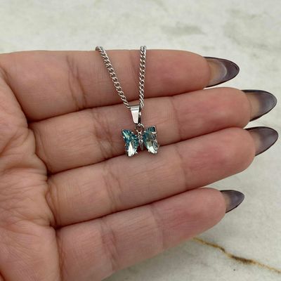 COLLAR CON MARIPOSA ENGARZADA CHICA - CELESTE - Imagen 1