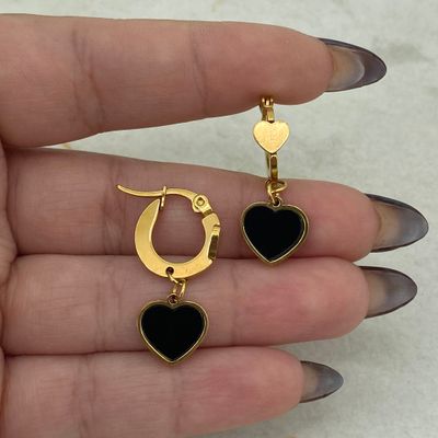 ARGOLLA ACERO DORADO PLANA CON CORAZON LISO Y CORAZON COLGANTE - NEGRO - Imagen 1