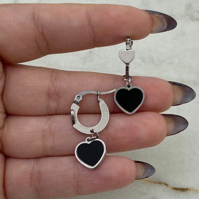 ARGOLLA PLANA CON CORAZON LISO Y CORAZON COLGANTE - NEGRO - Imagen 1