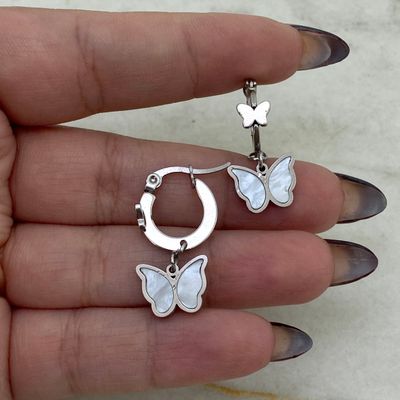 ARGOLLA PLANA CON MARIPOSA LISA Y MARIPOSA COLGANTE - BLANCA - Imagen 1