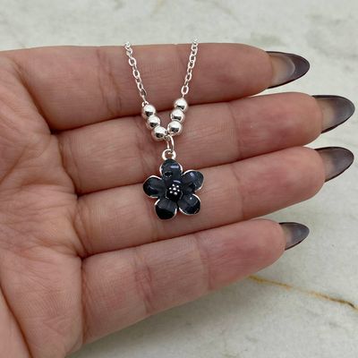 COLLAR ACERO BLANCO CON BOLITAS - FLOR NEGRA - Imagen 1