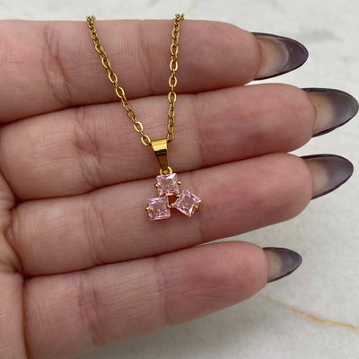 COLLAR ACERO DORADO TRIPLE CUBIC CUADRADO - ROSA - Imagen 1