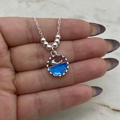 COLLAR ACERO BLANCO CON BOLITAS - BALLENA CON AGUA CELESTE - Imagen 1