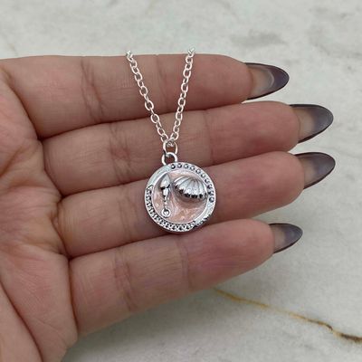 COLLAR ACERO BLANCO CON BOLITAS CON ALMEJA Y CARACOL - Imagen 1
