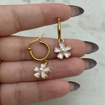 ARGOLLA ACERO DORADO FLOR ESMALTADA CON PERLA - BLANCA - Imagen 1