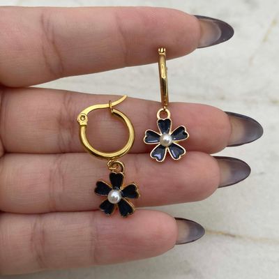 ARGOLLA ACERO DORADO FLOR ESMALTADA CON PERLA - NEGRA - Imagen 1