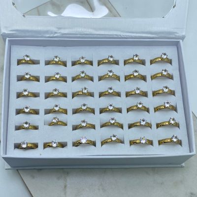 CAJA DE ANILLOS ACERO DORADO CINTILLO ANCHO CON CUBIC - Imagen 1