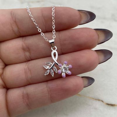 COLLAR ACERO BLANCO FLOR LILA Y LAUREL DE CUBICS - Imagen 1