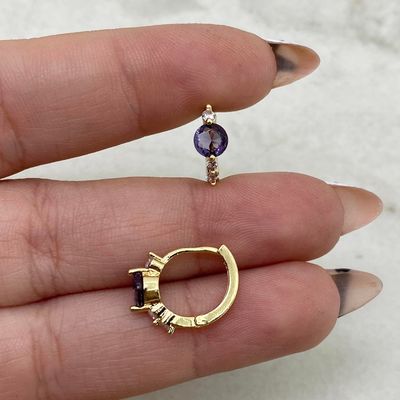 ARGOLLA ACERO DORADO BISAGRA CON STRASS Y CUBIC - VIOLETA - Imagen 1