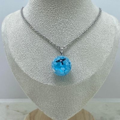 COLLAR CON DIJE CIELO CELESTE - Imagen 1