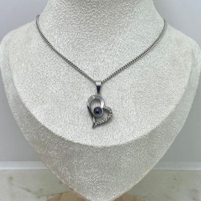 COLLAR CON DIJE QUE PROYECTA TE AMO EN 100 IDIOMAS - CORAZON CALADO - Imagen 1