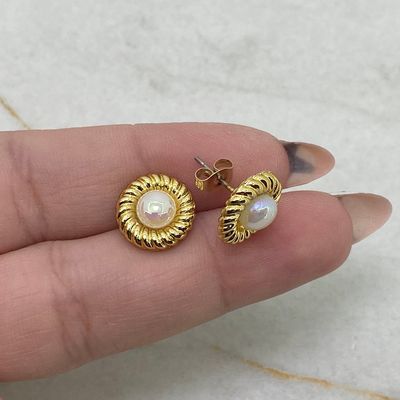 AROS ACERO DORADO CALOTA REDONDA TORZADA CON PERLA TORNASOLADA - Imagen 1