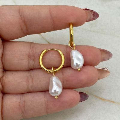 ARGOLLA ACERO DORADO BISAGRA CON PERLA GOTA - Imagen 1