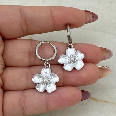 ARGOLLA BISAGRA FLOR CON STRASS Y PERLA - BLANCA - Imagen 1