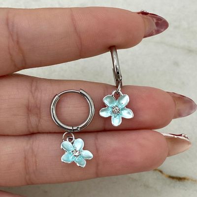 ARGOLLA BISAGRA CON FLOR CHICA CON STRASS - CELESTE - Imagen 1
