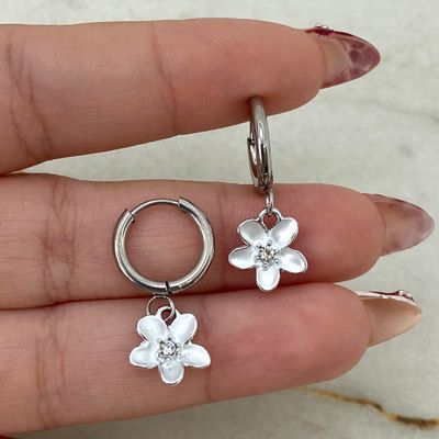 ARGOLLA BISAGRA CON FLOR CHICA CON STRASS - BLANCA - Imagen 1